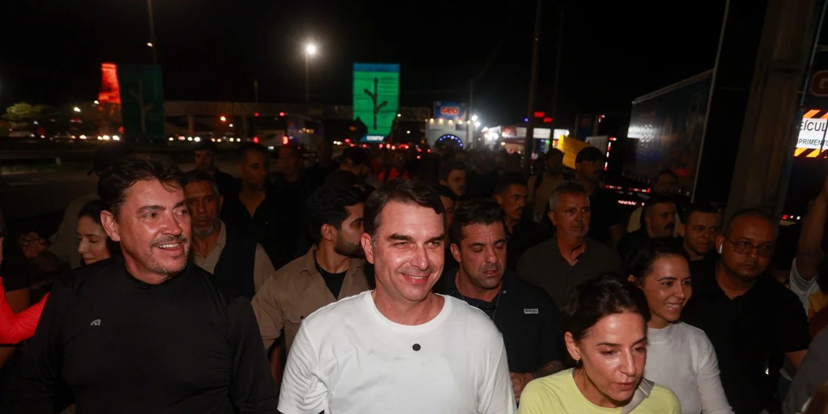 Pré-candidato à Presidência, Flávio Bolsonaro faz caminhada pela fé rumo a Trindade