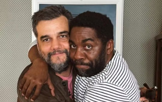 Wagner Moura completa 50 anos e ganha homenagem emocionante de Lázaro Ramos