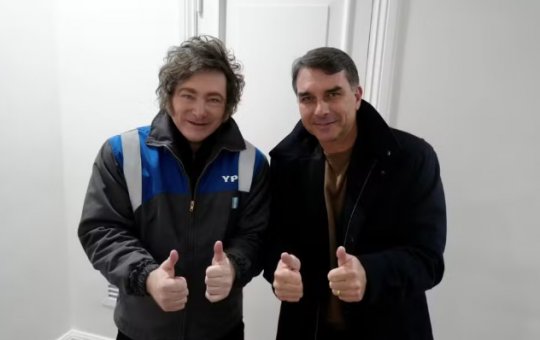 Milei recebe Flávio Bolsonaro e diz que "maré azul" chegará ao Brasil