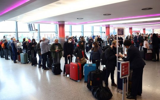 Após restrições, passageiros fazem fila em diversos países para viajar aos EUA