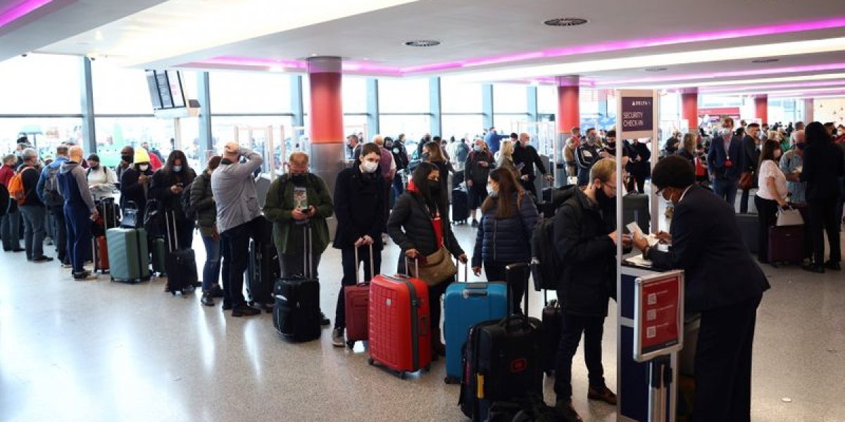 Após restrições, passageiros fazem fila em diversos países para viajar aos EUA