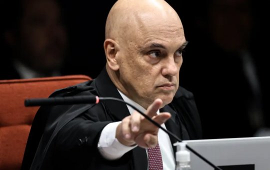 Moraes concede 15 dias para PGR definir futuro de investigação contra Flávio Bolsonaro