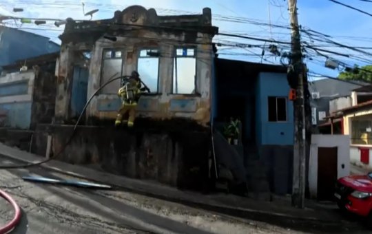 Incêndio atinge imóvel no Engenho Velho de Brotas e mobiliza bombeiros