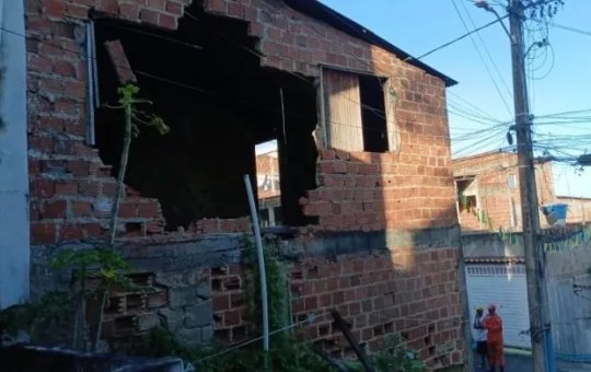 Imóvel desaba parcialmente no Lobato e mobiliza equipes de emergência