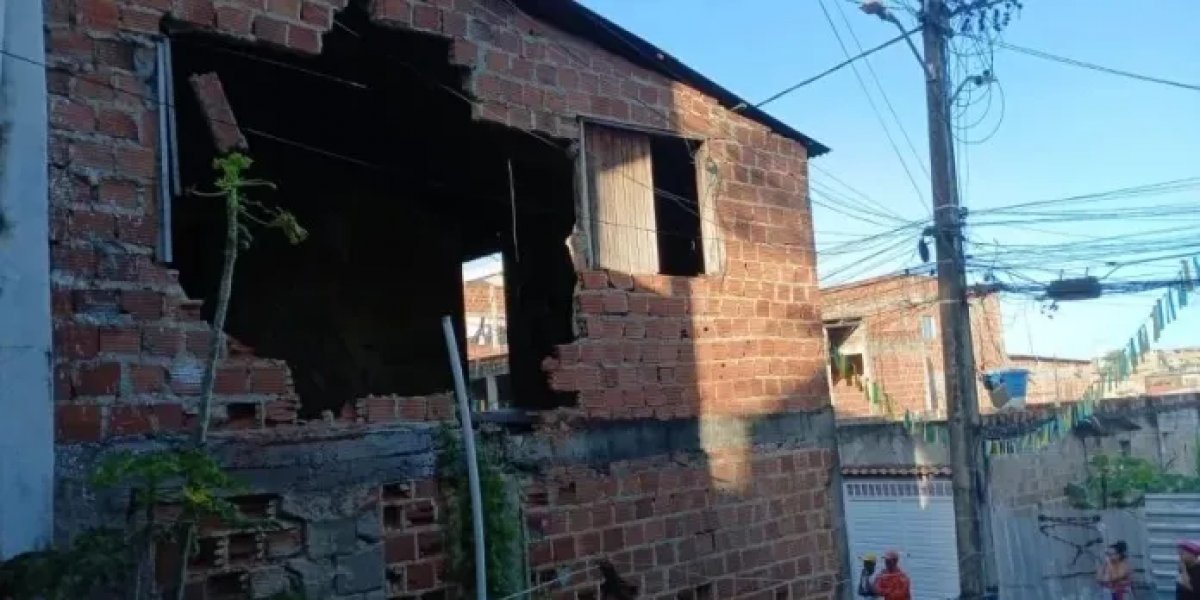 Imóvel desaba parcialmente no Lobato e mobiliza equipes de emergência