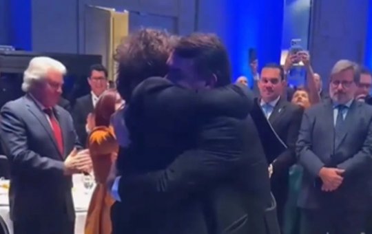 Flávio Bolsonaro compartilha vídeo com Milei e destaca “onda azul” no continente