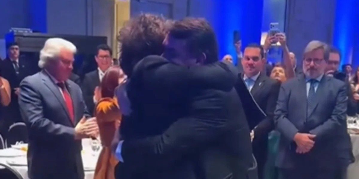 Flávio Bolsonaro compartilha vídeo com Milei e destaca “onda azul” no continente