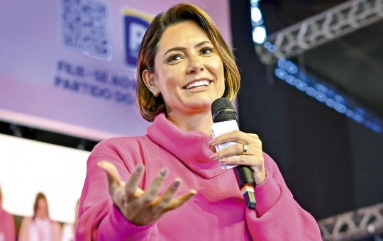 Michelle foi convencida a não se desfiliar do PL e mantém disputa ao Senado, dizem aliadas