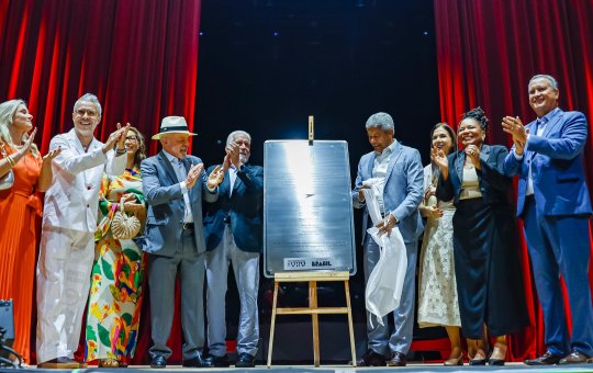 Margareth Menezes emociona público ao cantar durante reinauguração do Teatro Castro Alves