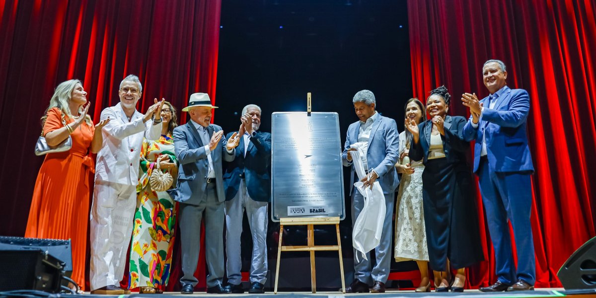 Margareth Menezes emociona público ao cantar durante reinauguração do Teatro Castro Alves