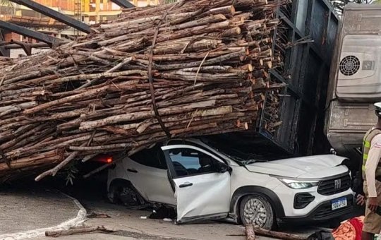 Carga de madeira cai de caminhão, esmaga carro e deixa um ferido em Pituaçu
