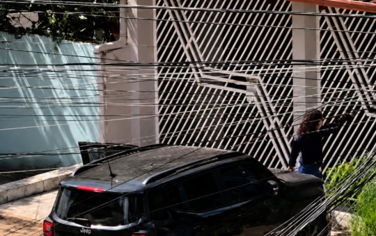 Acadêmica de Medicina se entrega à polícia após invadir casa com carro e atropelar idoso 
