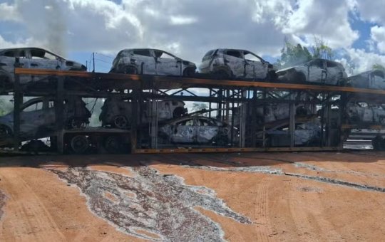 Rodovia é interditada após caminhão-cegonha com carros elétricos pegar fogo