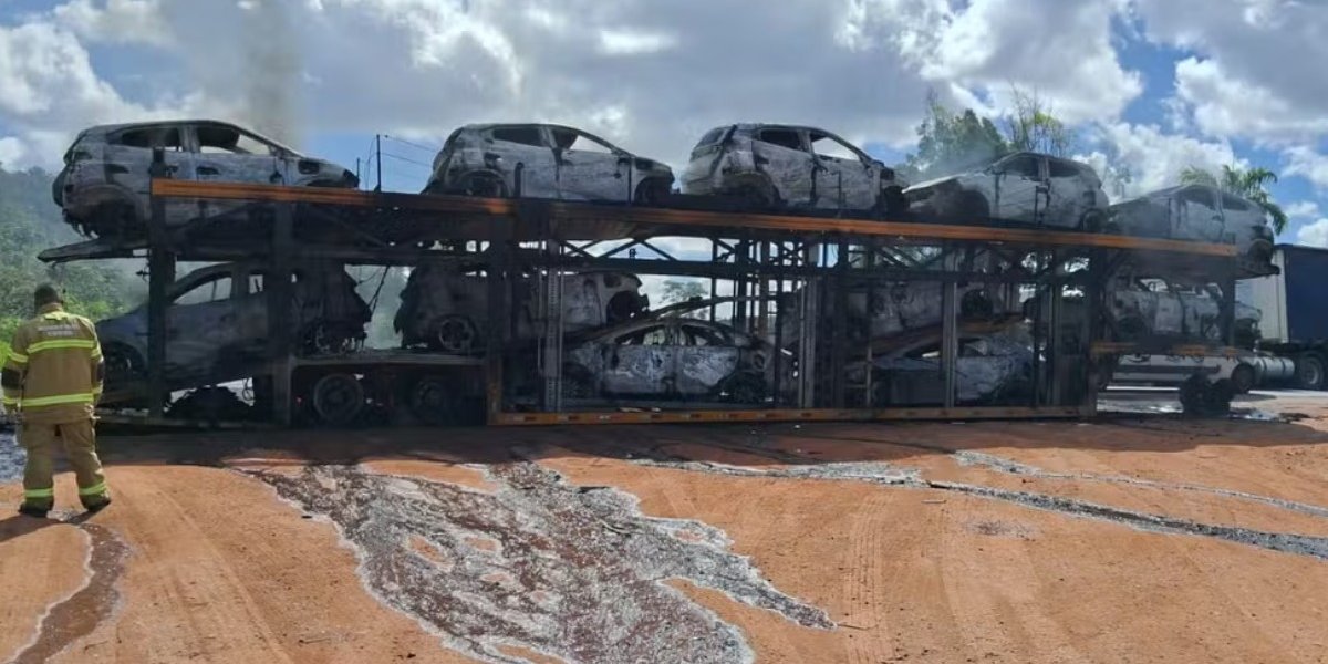 Rodovia é interditada após caminhão-cegonha com carros elétricos pegar fogo