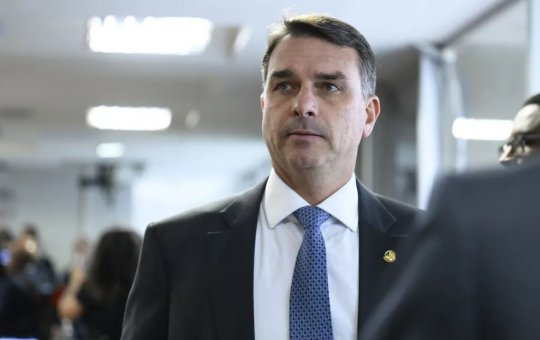 Flávio Bolsonaro vai aos EUA para falar em audiência pública sobre tarifaço