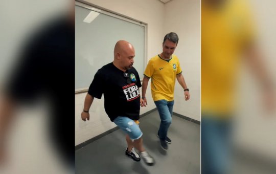 Flávio Bolsonaro aprende passos de funk e brinca: "Quem tem mais molho?"
