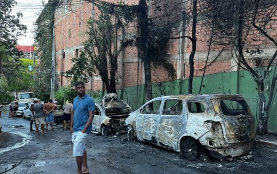 Curto-circuito provoca incêndio e destrói seis veículos em Salvador