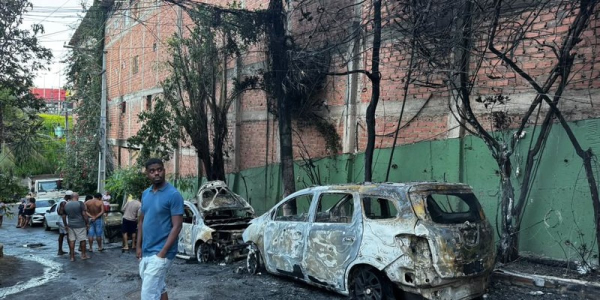Curto-circuito provoca incêndio e destrói seis veículos em Salvador