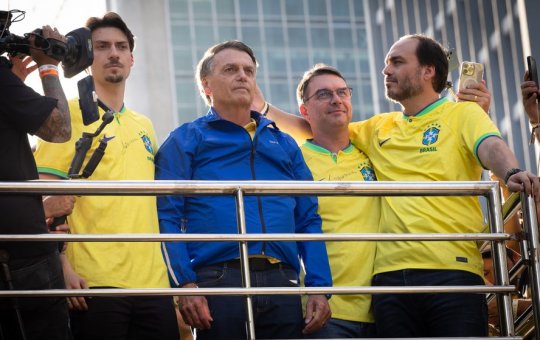 Após eliminação do Brasil, filhos de Bolsonaro criticam PT: “Perdemos, mas vamos ganhar o país”