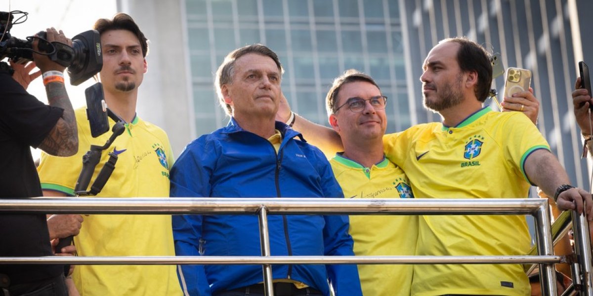 Após eliminação do Brasil, filhos de Bolsonaro criticam PT: “Perdemos, mas vamos ganhar o país”