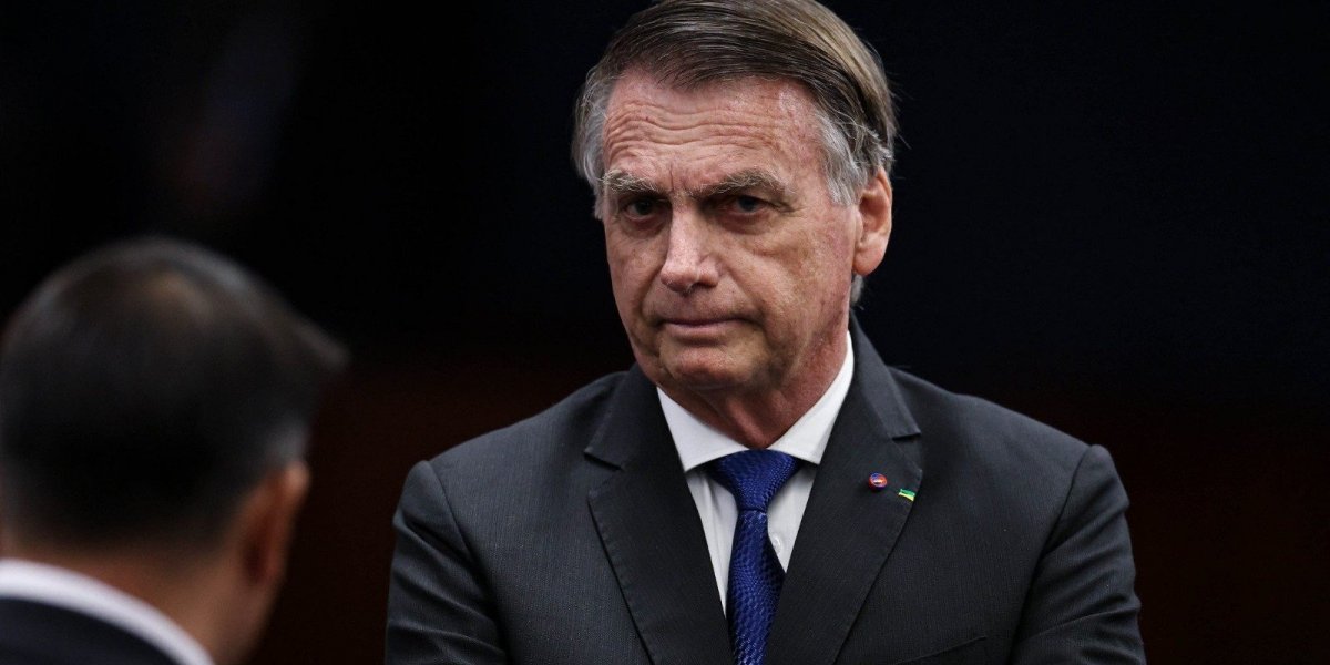 Armas registradas em nome de Bolsonaro serão entregues à PF nesta segunda-feira