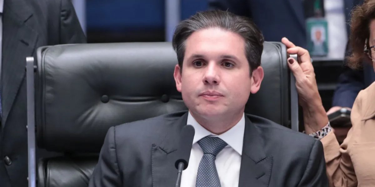 Hugo Motta cria comissão para analisar PEC sobre redução da maioridade penal