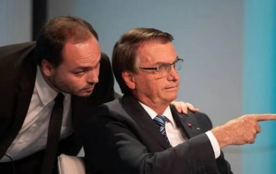 Carlos critica nova operação da PF na casa de Bolsonaro: "Parem de torturar meu pai"