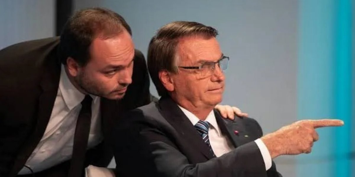 Carlos critica nova operação da PF na casa de Bolsonaro: "Parem de torturar meu pai"