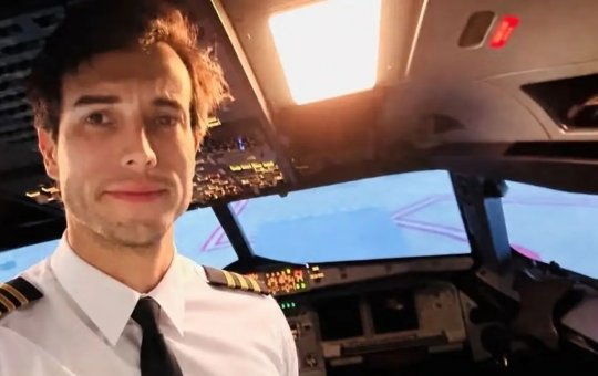 Instrutor de voo abre porta de aeronave e se joga durante treinamento; aluna consegue pousar