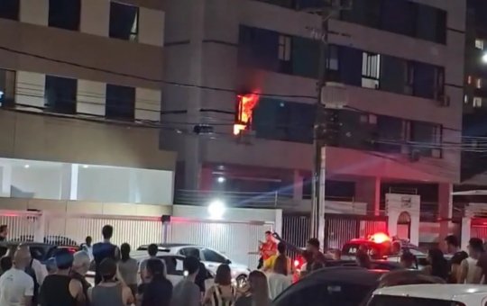 Incêndio em apartamento no Costa Azul faz com que moradores sejam evacuados do prédio