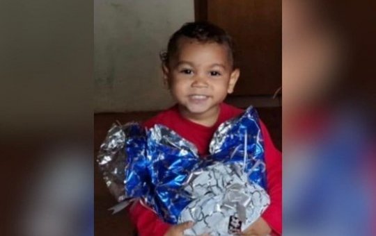Menino de 3 anos não resiste após ser espancado pelo pai por não dar "bom dia"