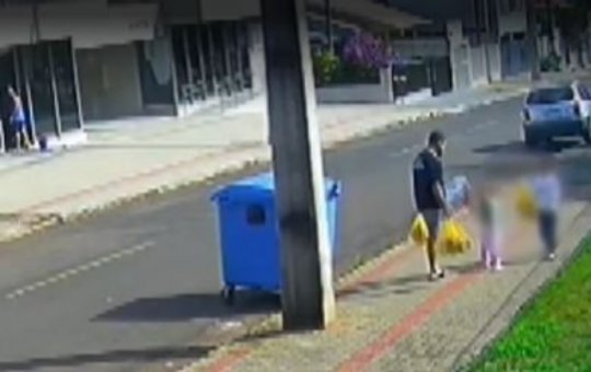 Pai é flagrado agredindo filha de 3 anos com chute em via pública no Paraná