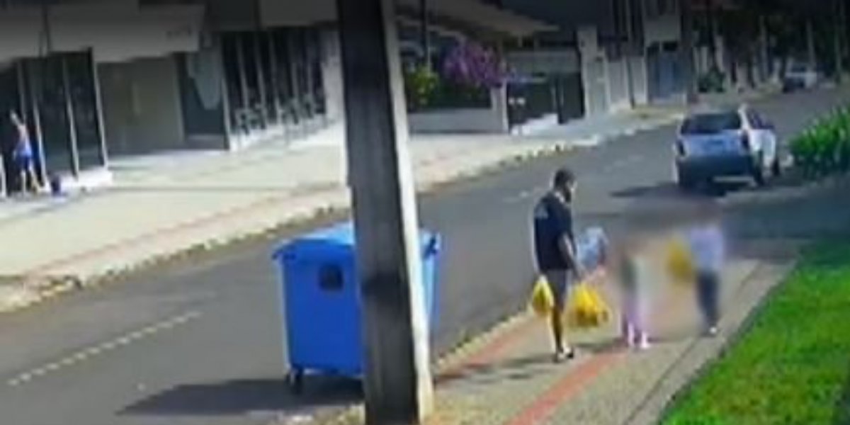 Pai é flagrado agredindo filha de 3 anos com chute em via pública no Paraná