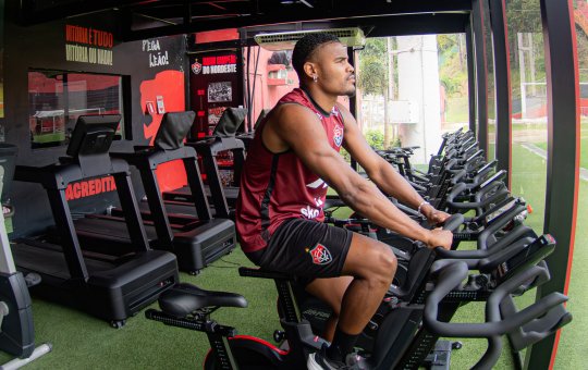 Lateral do Vitória passará por cirurgia no joelho após lesão na Copa do Nordeste