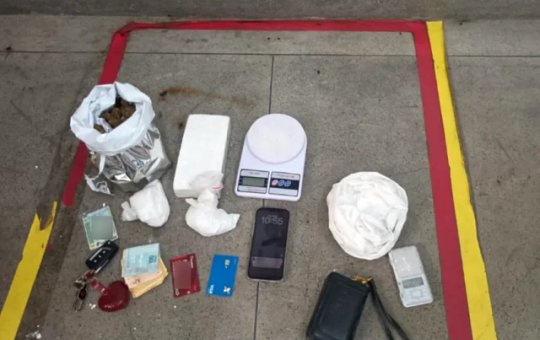 Mulher é presa com drogas, balanças de precisão e dinheiro em Feira de Santana
