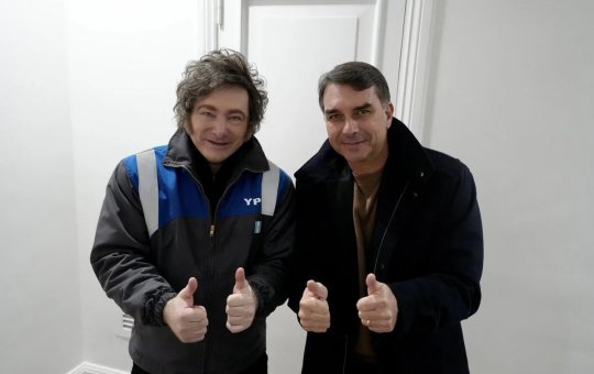 Presidente da Argentina anuncia viagem ao Brasil para apoiar candidatura de Flávio Bolsonaro
