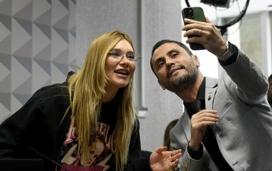 Senador Cleitinho admite arrependimento e pede desculpas por foto com Virginia durante CPI das Bets: "Fui idiota"