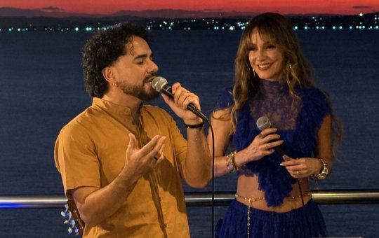 Claudia Leitte surpreende músico durante apresentação em restaurante de Salvador