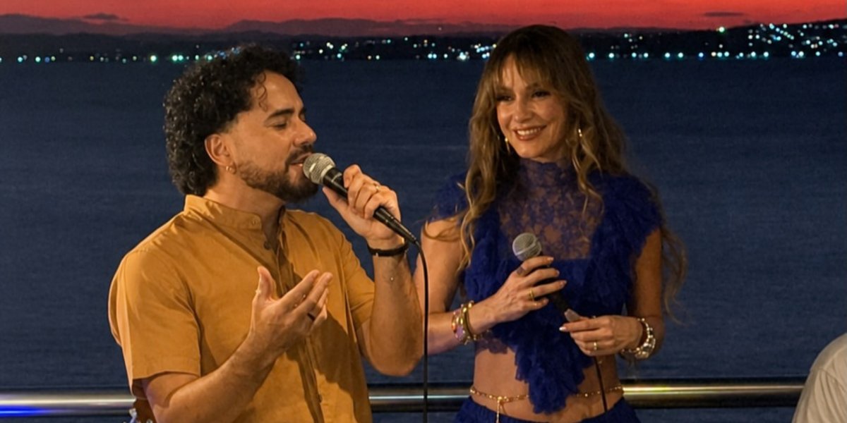 Claudia Leitte surpreende músico durante apresentação em restaurante de Salvador