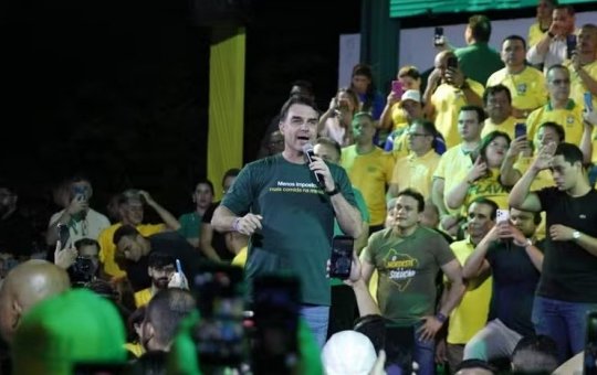 Em evento, Flávio Bolsonaro diz que governo usa PF para perseguir oposição e interferir em eleições