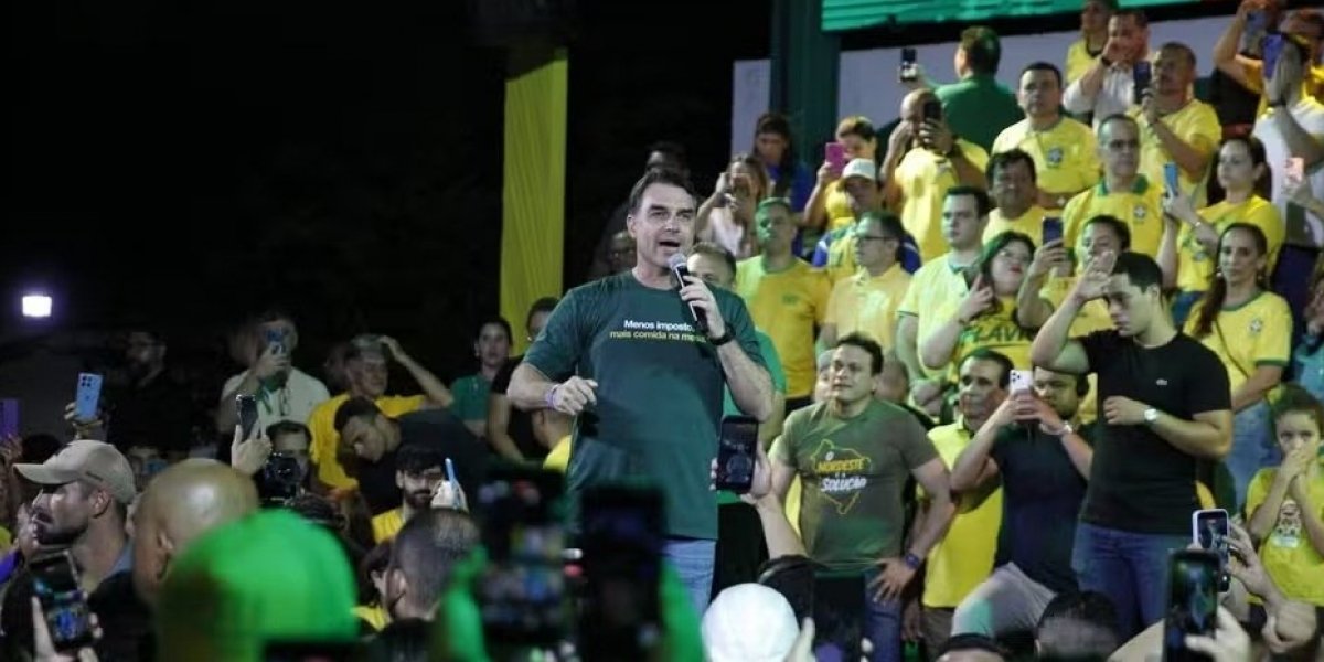 Em evento, Flávio Bolsonaro diz que governo usa PF para perseguir oposição e interferir em eleições