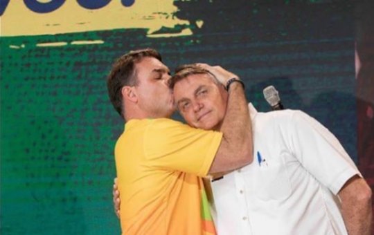Flávio Bolsonaro lê carta de Jair Bolsonaro e reforça apoio do pai à sua pré-candidatura