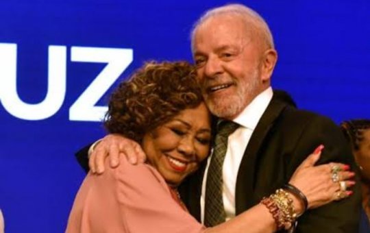 Alcione declara apoio a Lula durante show em Pernambuco: “Eu gosto do meu presidente”