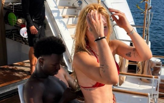 Virginia surge sentada no colo de Vini Jr. durante passeio de iate em aniversário do jogador