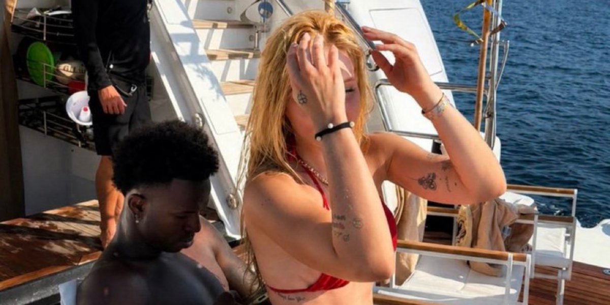 Virginia surge sentada no colo de Vini Jr. durante passeio de iate em aniversário do jogador