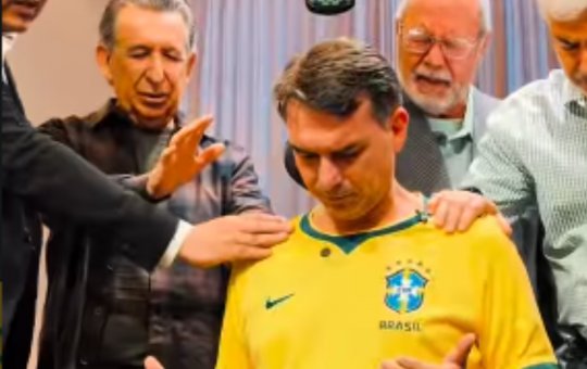 Flávio Bolsonaro publica vídeo com pastores orando ao seu redor
