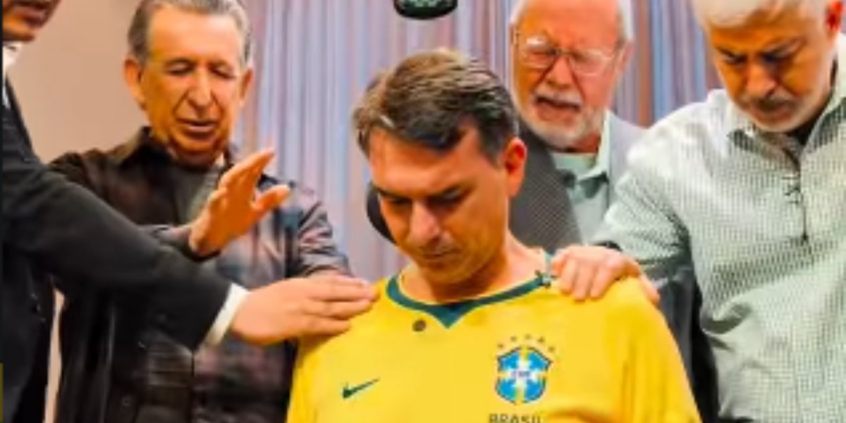 Flávio Bolsonaro publica vídeo com pastores orando ao seu redor