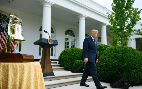Trump desiste de taxa de 20% no Estreito de Ormuz e aposta em acordos com países do Golfo