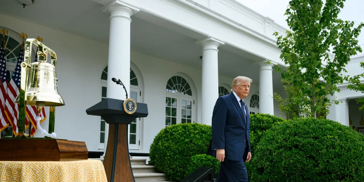 Trump desiste de taxa de 20% no Estreito de Ormuz e aposta em acordos com países do Golfo