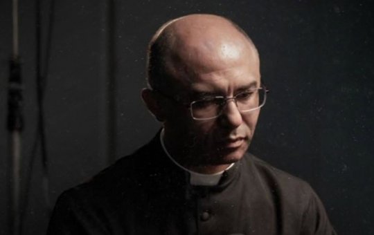 Padre brasileiro é excomungado pelo Vaticano após ordenações sem autorização do papa